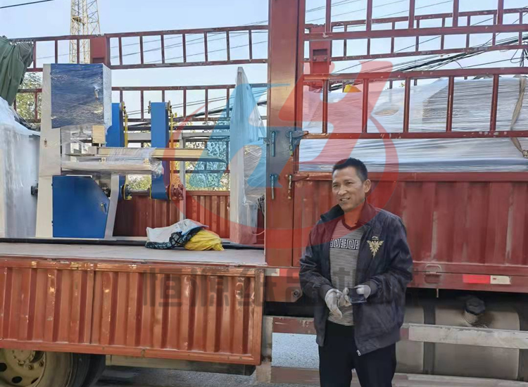 十一過(guò)后，河北客戶(hù)李經(jīng)理來(lái)我廠(chǎng)購(gòu)買(mǎi)新型衛(wèi)生紙加工設(shè)備